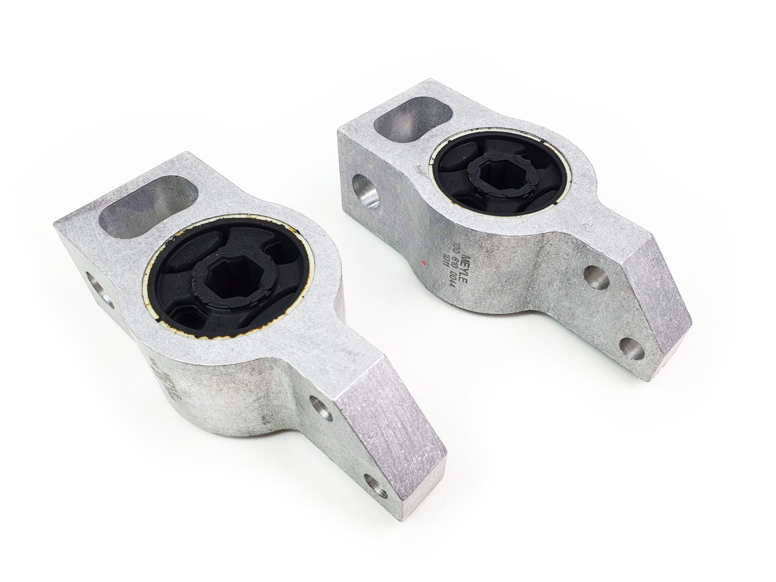 20210920_092323.jpg 2X Meyle Front Axle Wishbone Bush Bracket VW Passat Tiguan Sharan 3C0199231E - Image 1