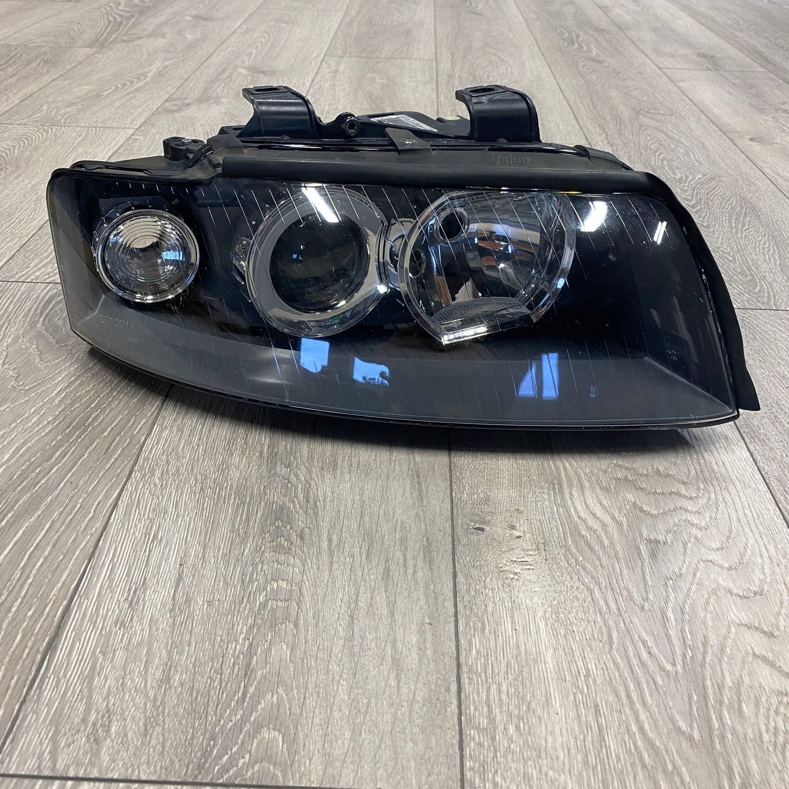 IMG_5787 OEM Audi A4 / S4 (B6) Right Passenger Side Bi-Xenon Headlight Assembly – 8E0941004P - Image 1