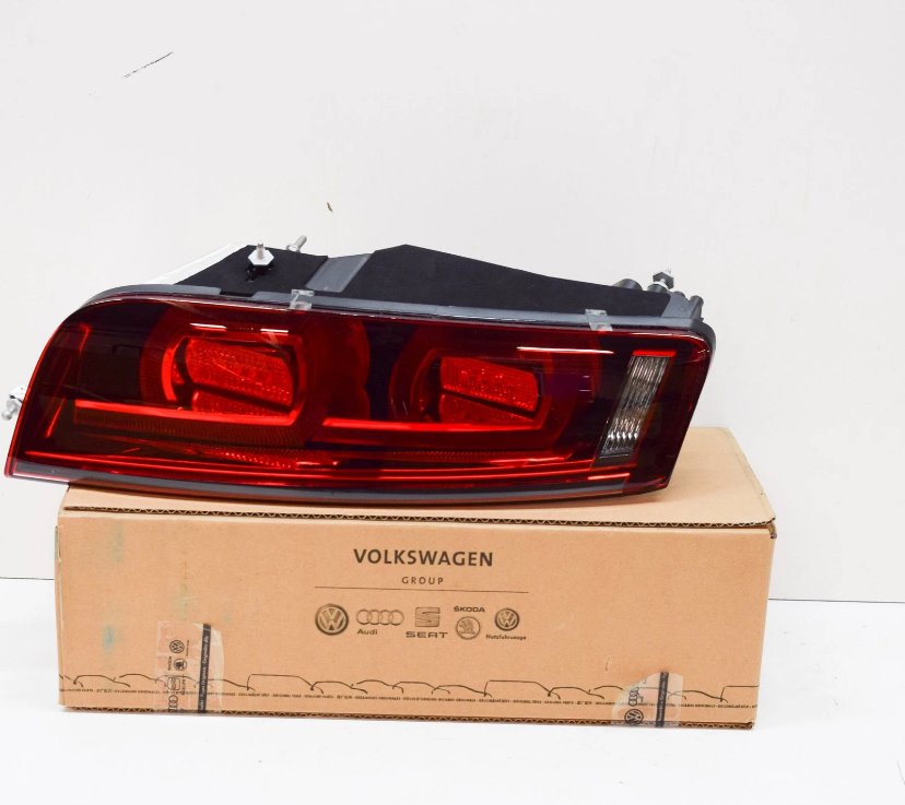IMG_5863 Genuine Brand New OEM Audi R8 Rear Right Taillight Assembly – 420945096F - Image 1